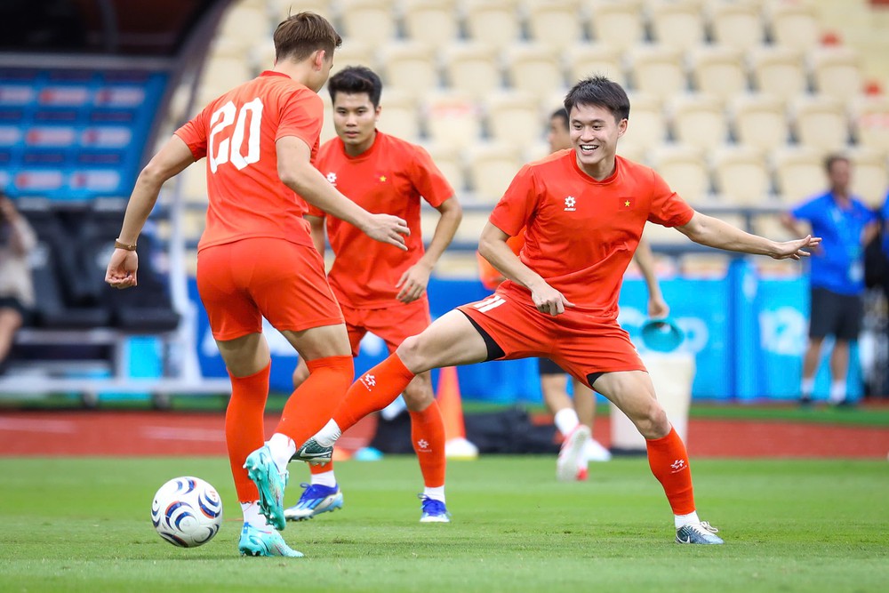 Tin nóng bóng đá Việt hôm nay 22/8: Đội tuyển Việt Nam tự tin đấu Thái Lan; Long Vũ gia nhập Quy Nhơn United - Ảnh 1. Tin nóng bóng đá Việt hôm nay 22/8: Đội tuyển Việt Nam tự tin đấu Thái Lan; Long Vũ gia nhập Quy Nhơn United - Ảnh 1.