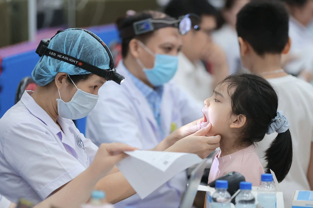Hà Nội triển khai khám sức khỏe miễn phí cho học sinh trước năm học mới - Ảnh 1.