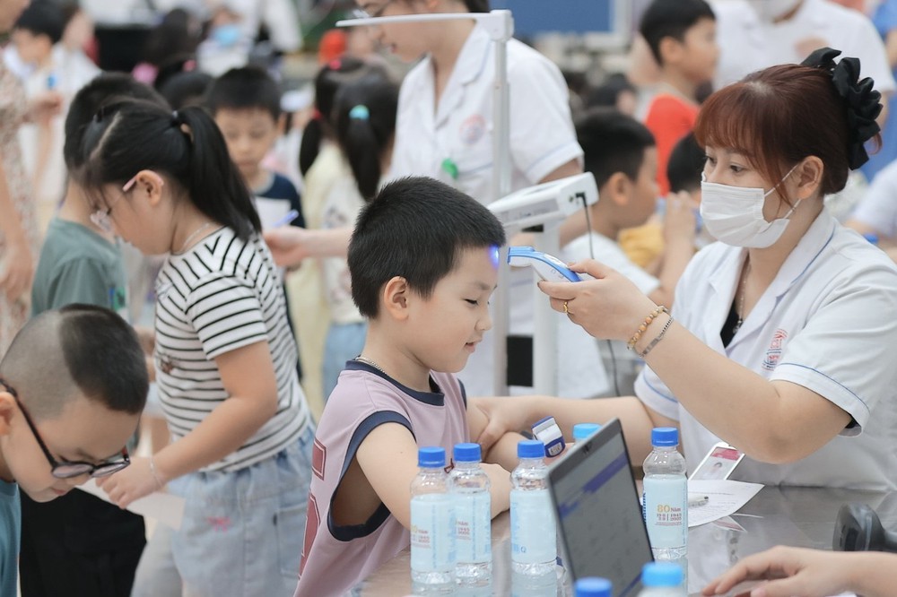 Hà Nội triển khai khám sức khỏe miễn phí cho học sinh trước năm học mới - Ảnh 2.