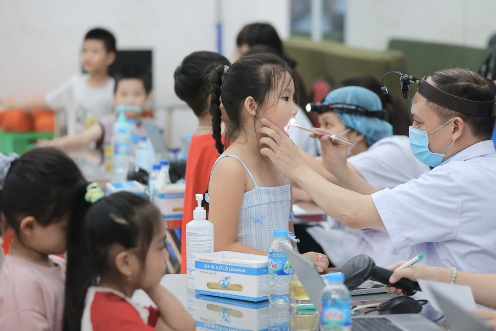 Hà Nội triển khai khám sức khỏe miễn phí cho học sinh trước năm học mới - Ảnh 3.