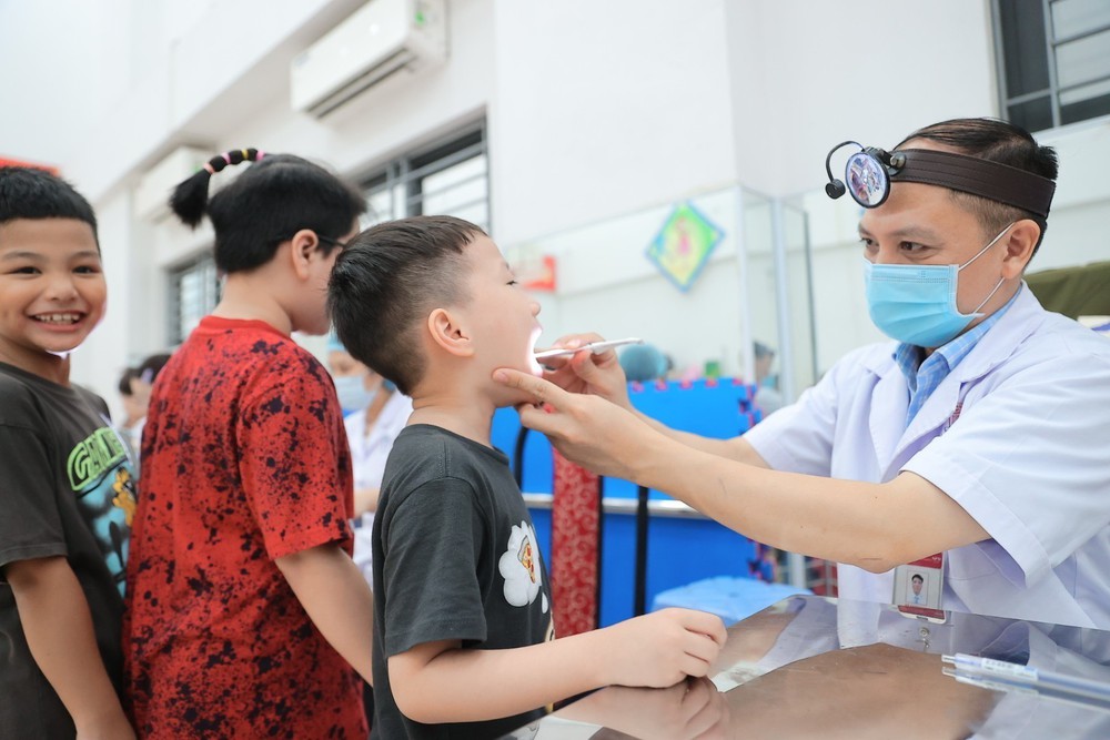 Hà Nội triển khai khám sức khỏe miễn phí cho học sinh trước năm học mới - Ảnh 4.