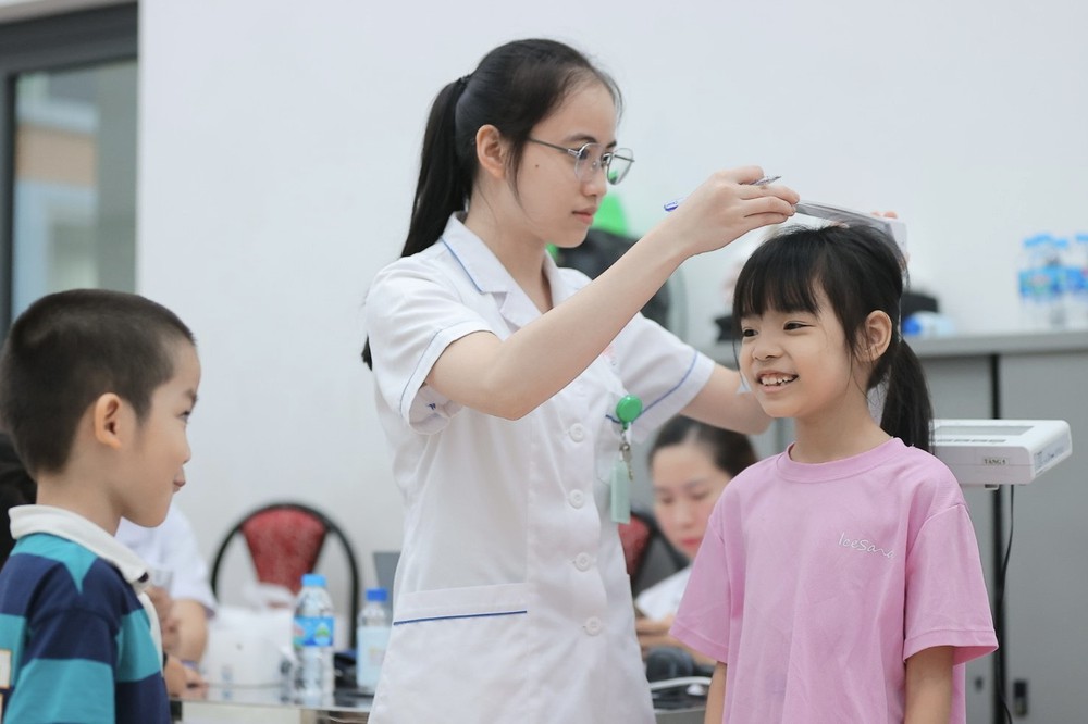 Hà Nội triển khai khám sức khỏe miễn phí cho học sinh trước năm học mới - Ảnh 5.
