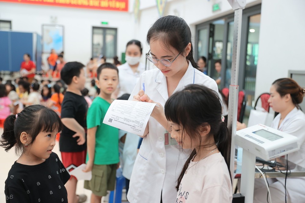 Hà Nội triển khai khám sức khỏe miễn phí cho học sinh trước năm học mới - Ảnh 6.