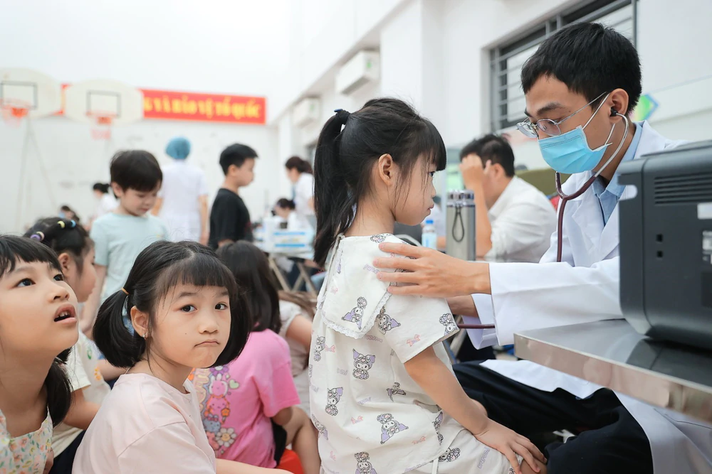 Hà Nội triển khai khám sức khỏe miễn phí cho học sinh trước năm học mới - Ảnh 7.