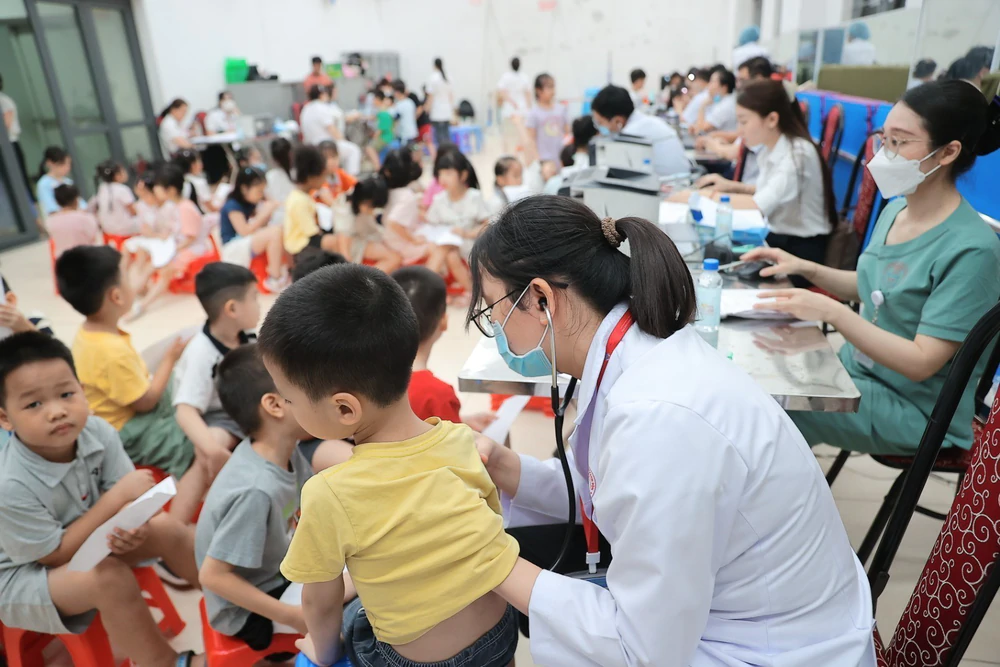 Hà Nội triển khai khám sức khỏe miễn phí cho học sinh trước năm học mới - Ảnh 8.