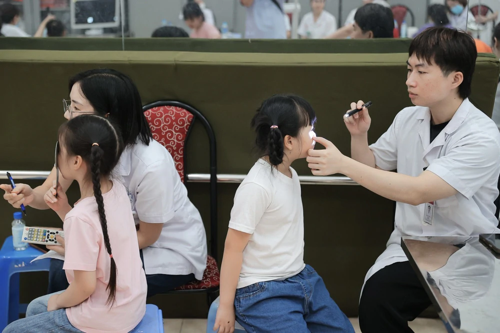 Hà Nội triển khai khám sức khỏe miễn phí cho học sinh trước năm học mới - Ảnh 9.