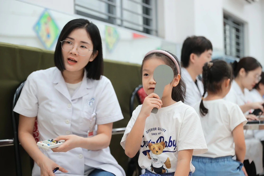 Hà Nội triển khai khám sức khỏe miễn phí cho học sinh trước năm học mới - Ảnh 10.