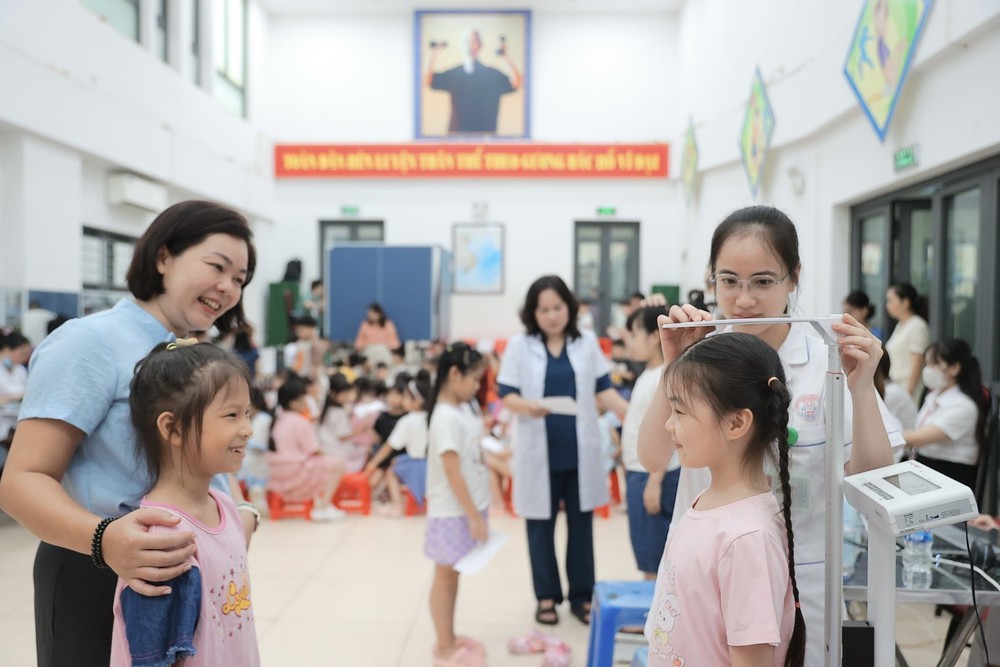 Hà Nội triển khai khám sức khỏe miễn phí cho học sinh trước năm học mới - Ảnh 11.