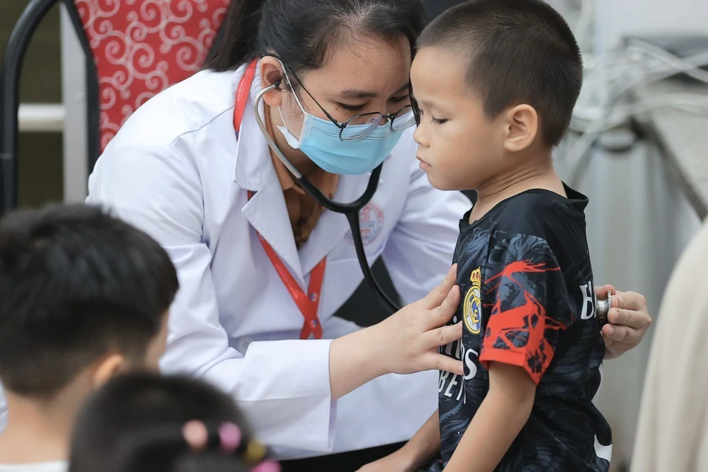 Hà Nội triển khai khám sức khỏe miễn phí cho học sinh trước năm học mới - Ảnh 12.