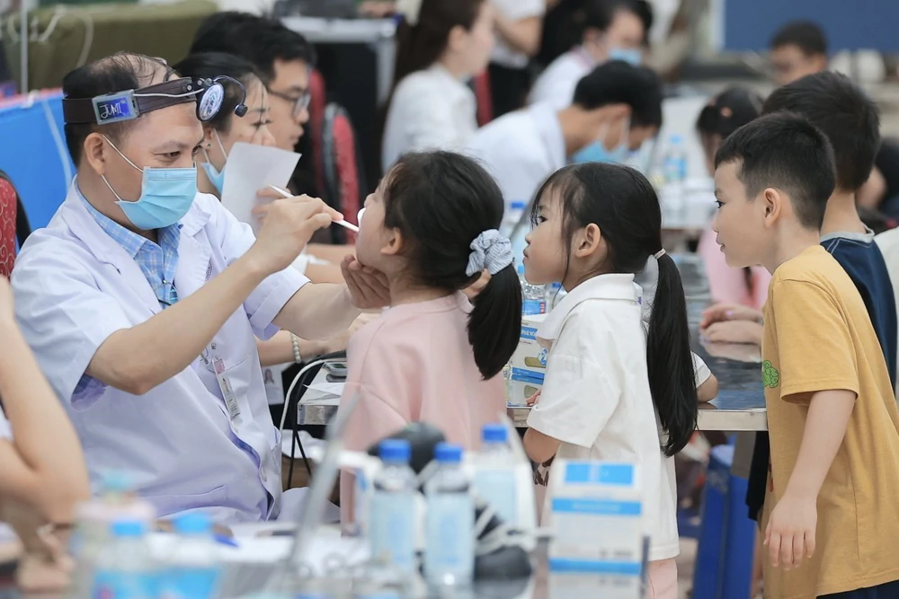 Hà Nội triển khai khám sức khỏe miễn phí cho học sinh trước năm học mới - Ảnh 13.