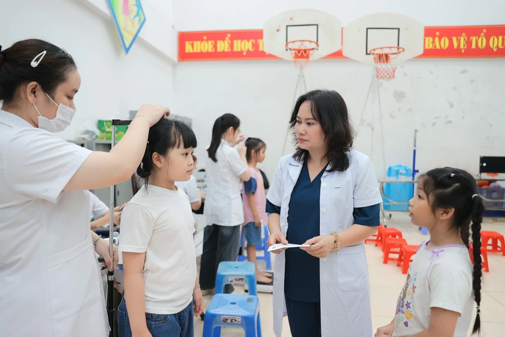 Hà Nội triển khai khám sức khỏe miễn phí cho học sinh trước năm học mới - Ảnh 14.