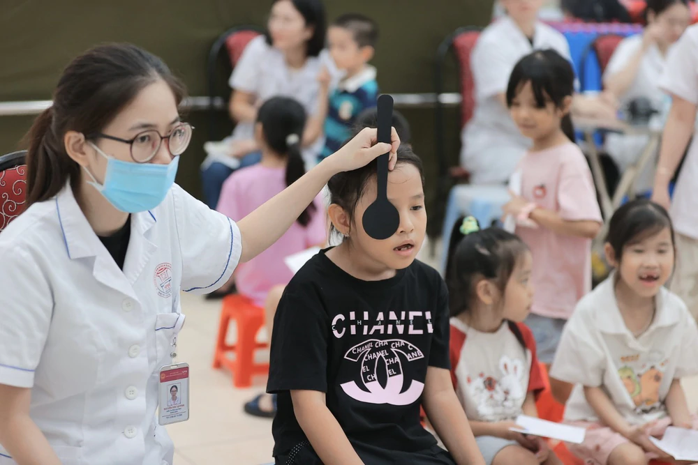 Hà Nội triển khai khám sức khỏe miễn phí cho học sinh trước năm học mới - Ảnh 15.