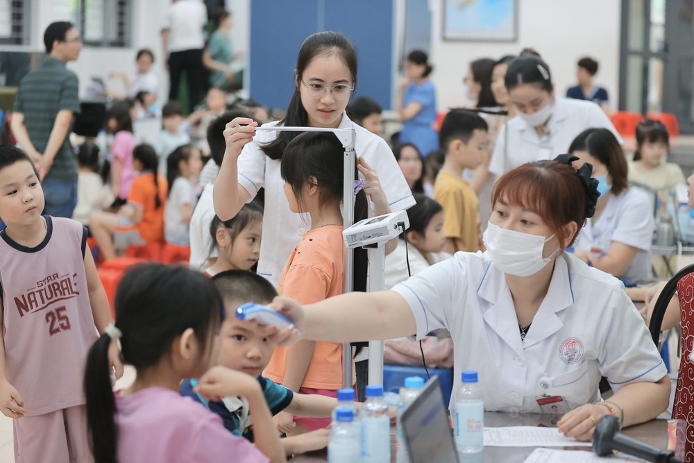Hà Nội triển khai khám sức khỏe miễn phí cho học sinh trước năm học mới - Ảnh 17.
