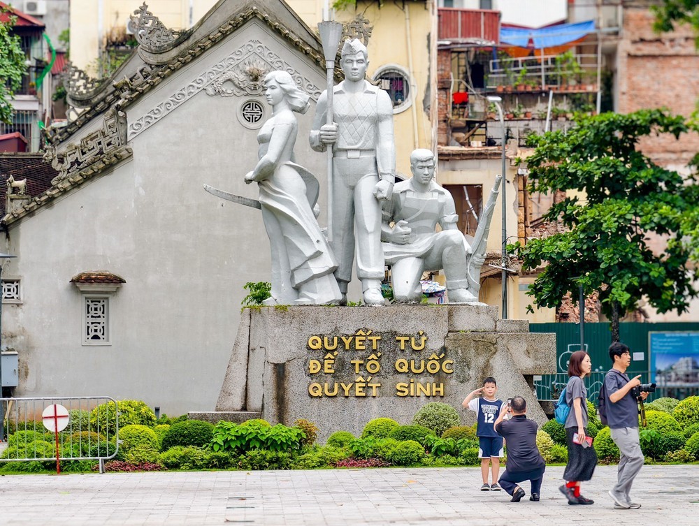 Hà Nội: Toàn cảnh Tượng đài "Quyết tử để Tổ quốc quyết sinh" trước ngày di dời - Ảnh 7. Hà Nội: Toàn cảnh Tượng đài "Quyết tử để Tổ quốc quyết sinh" trước ngày di dời - Ảnh 7.