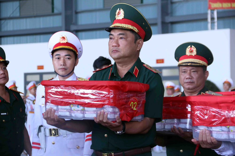Chuyến bay đặc biệt đưa 7.104 mẫu hài cốt liệt sĩ ra Hà Nội đi tìm danh tính - Ảnh 3.