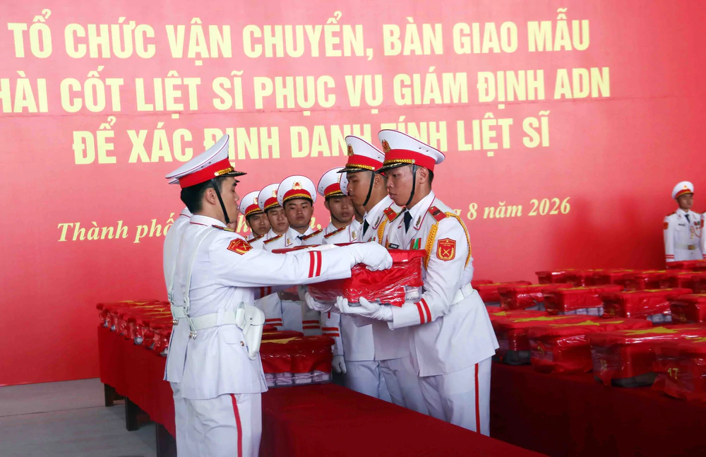 Chuyến bay đặc biệt đưa 7.104 mẫu hài cốt liệt sĩ ra Hà Nội đi tìm danh tính - Ảnh 4.