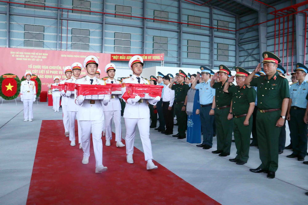 Chuyến bay đặc biệt đưa 7.104 mẫu hài cốt liệt sĩ ra Hà Nội đi tìm danh tính - Ảnh 5.