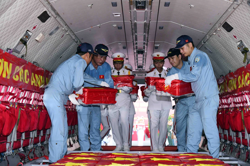 Chuyến bay đặc biệt đưa 7.104 mẫu hài cốt liệt sĩ ra Hà Nội đi tìm danh tính - Ảnh 6.