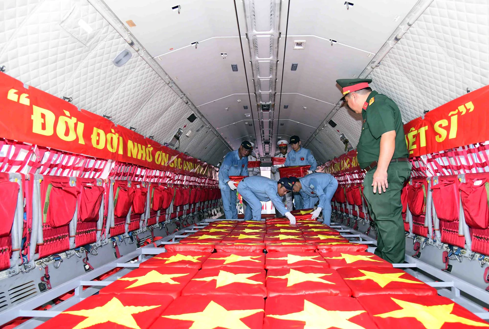Chuyến bay đặc biệt đưa 7.104 mẫu hài cốt liệt sĩ ra Hà Nội đi tìm danh tính - Ảnh 7.