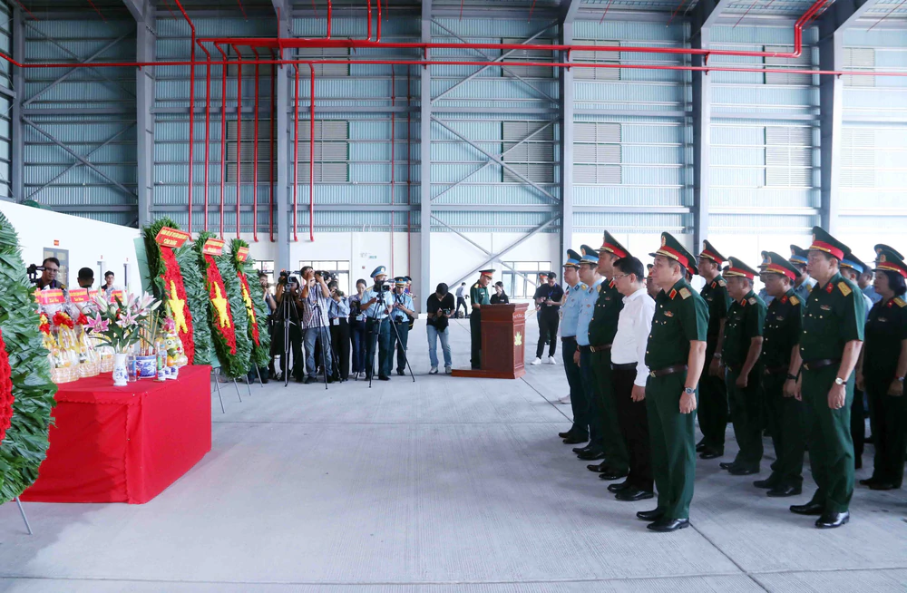 Chuyến bay đặc biệt đưa 7.104 mẫu hài cốt liệt sĩ ra Hà Nội đi tìm danh tính - Ảnh 1.