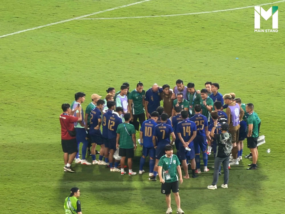 ĐT Thái Lan họp đội ngay trên sân sau khi thua ĐT Việt Nam ở chung kết lượt đi ASEAN Cup 2026 - Ảnh 1.
