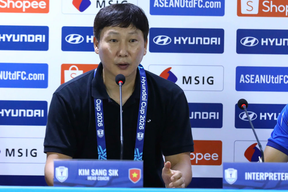 HLV Kim Sang Sik: 'Ronaldo hay Messi sút, Patrik Lê Giang cũng cản được' - Ảnh 1. HLV Kim Sang Sik: 'Ronaldo hay Messi sút, Patrik Lê Giang cũng cản được' - Ảnh 1.