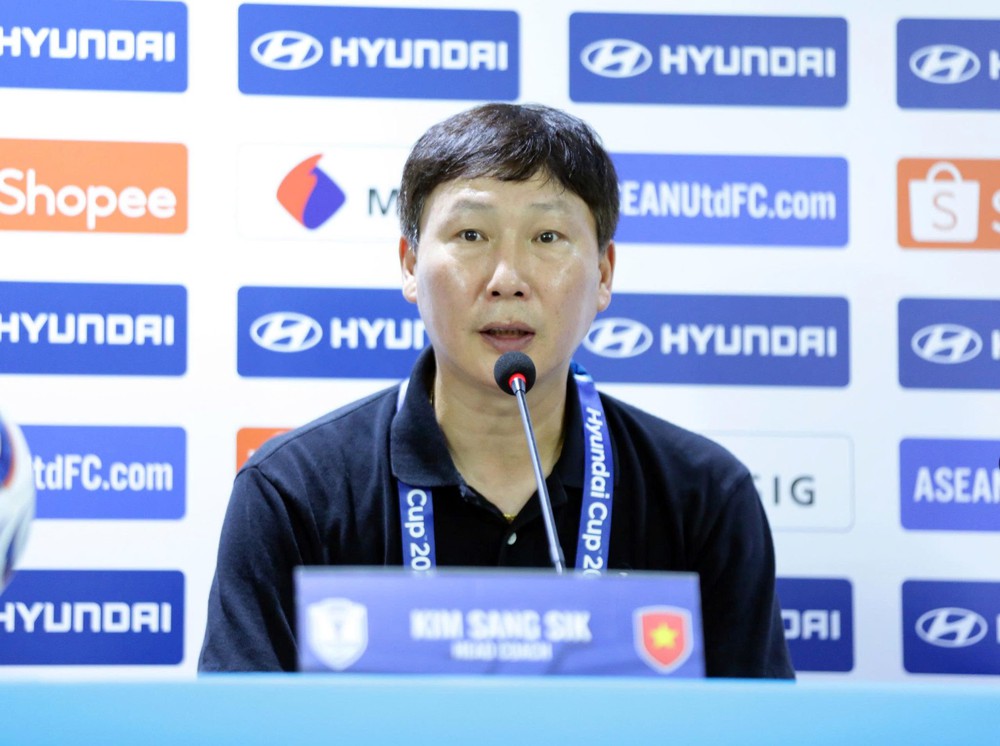 Báo Hàn: 'Phép thuật Kim Sang Sik có đà vượt qua cả huyền thoại Park Hang Seo' - Ảnh 2. Báo Hàn: 'Phép thuật Kim Sang Sik có đà vượt qua cả huyền thoại Park Hang Seo' - Ảnh 2.
