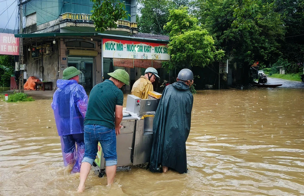 Ảnh hưởng bão số 4 và mưa lũ gây thiệt hại tại nhiều địa phương - Ảnh 2. Ảnh hưởng bão số 4 và mưa lũ gây thiệt hại tại nhiều địa phương - Ảnh 2.