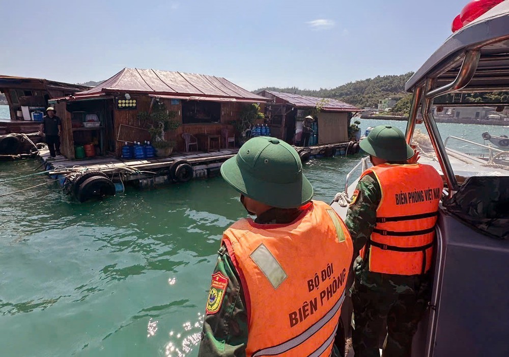 Bão số 4 ít di chuyển và cách Quảng Ninh khoảng 140km - Ảnh 1. Bão số 4 ít di chuyển và cách Quảng Ninh khoảng 140km - Ảnh 1.