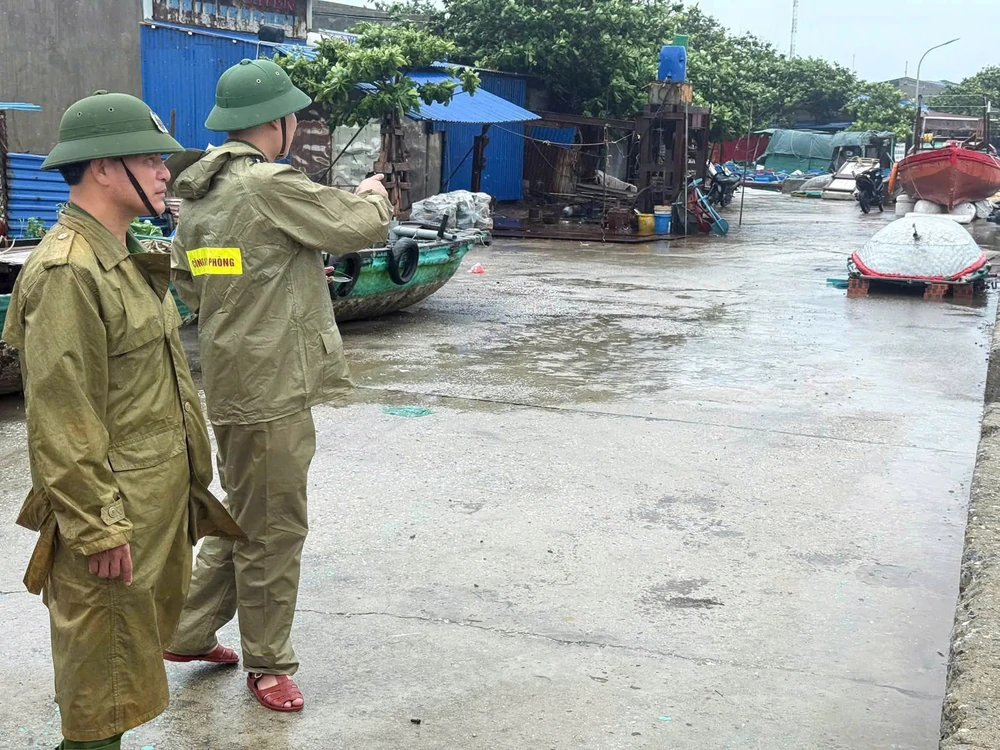 Bão số 4 tiếp tục đổi hướng trên vùng biển Quảng Ninh-Hải Phòng - Ảnh 2.