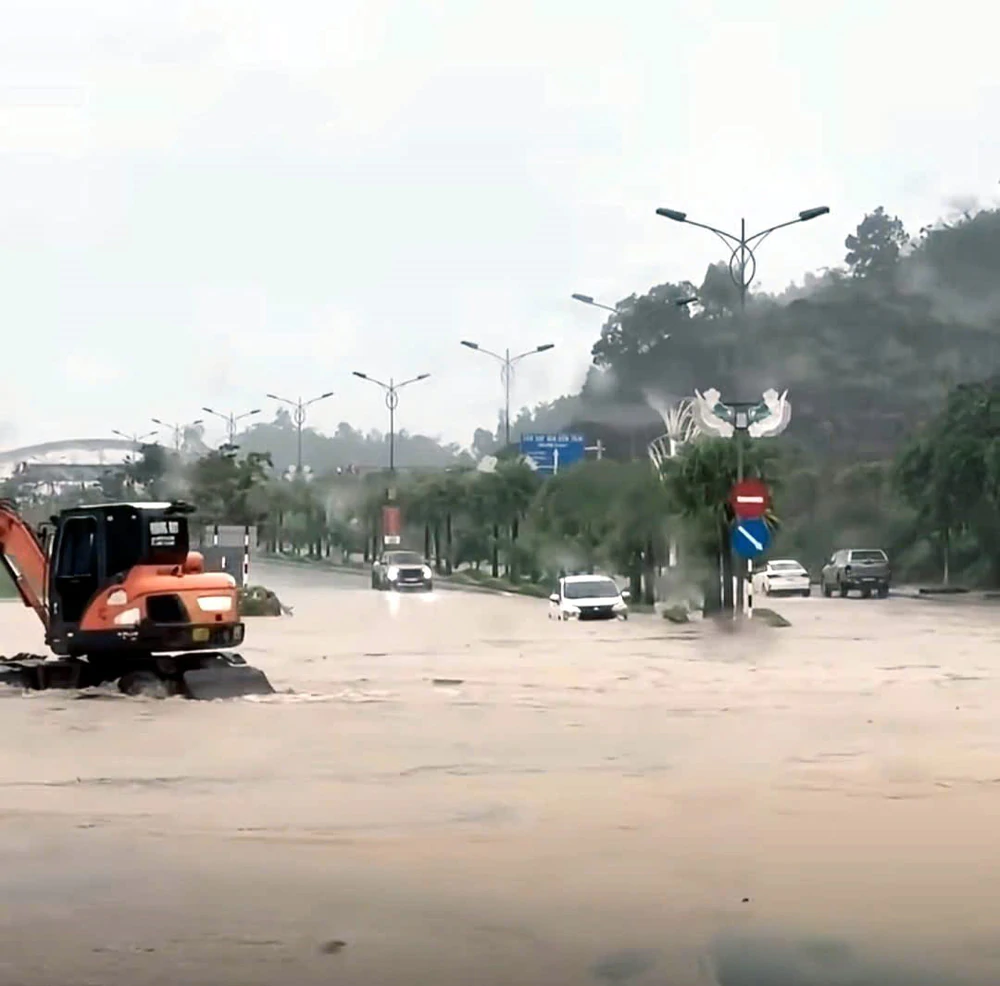 Ảnh hưởng bão số 4 và mưa lũ gây thiệt hại tại nhiều địa phương - Ảnh 4. Ảnh hưởng bão số 4 và mưa lũ gây thiệt hại tại nhiều địa phương - Ảnh 4.