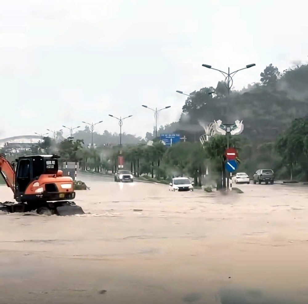 Mưa to, ngập cục bộ một số nơi ở Quảng Ninh do ảnh hưởng bão số 4 - Ảnh 1.