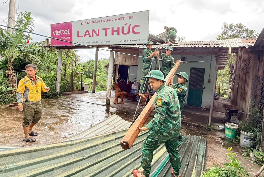 Quân đội chủ động ứng phó thiên tai, tập trung khắc phục nhanh hậu quả mưa lũ - Ảnh 2. Quân đội chủ động ứng phó thiên tai, tập trung khắc phục nhanh hậu quả mưa lũ - Ảnh 2.
