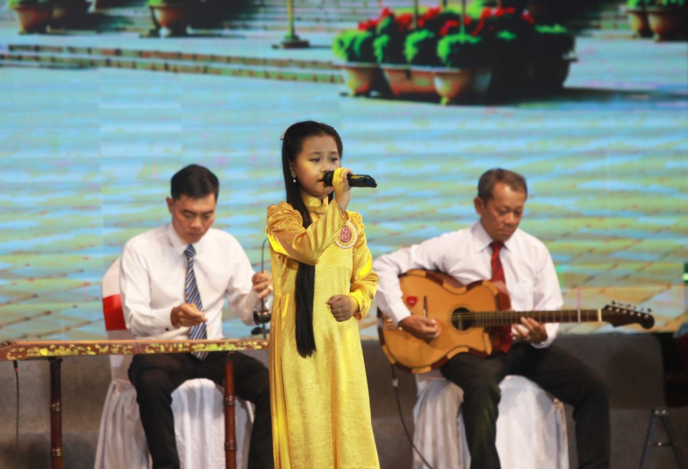 Tạo sân chơi nhằm trao truyền di sản Đờn ca tài tử cho thế hệ trẻ - Ảnh 3. Tạo sân chơi nhằm trao truyền di sản Đờn ca tài tử cho thế hệ trẻ - Ảnh 3.