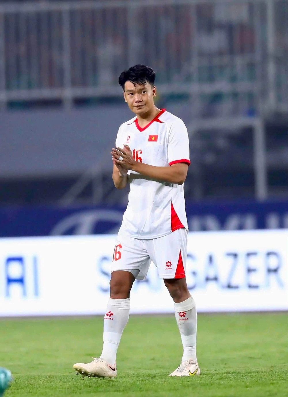 Thành Chung, “tấm khiên thép” đưa tuyển Việt Nam tiến bước tại ASEAN Cup 2026. Ảnh: FBNV Thành Chung, “tấm khiên thép” đưa tuyển Việt Nam tiến bước tại ASEAN Cup 2026. Ảnh: FBNV