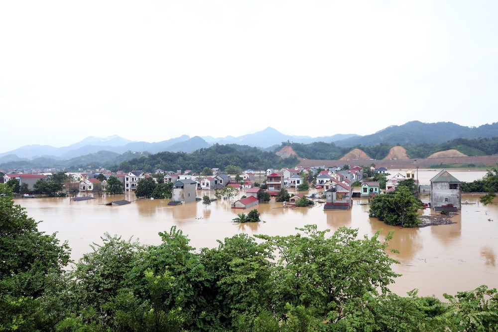 Bão số 4 ít di chuyển, giữ nguyên cường độ trên vùng biển phía Đông Bắc đặc khu Bạch Long Vĩ - Ảnh 2.