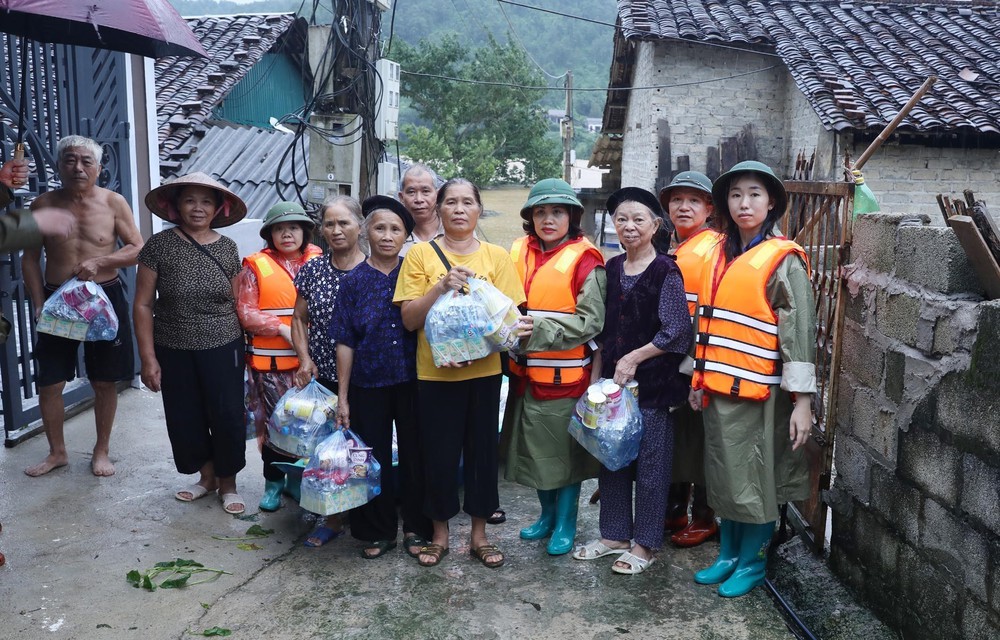 Lạng Sơn hỗ trợ khẩn cấp hơn 650 suất quà cho người dân bị ảnh hưởng bởi cơn bão số 4 - Ảnh 2. Lạng Sơn hỗ trợ khẩn cấp hơn 650 suất quà cho người dân bị ảnh hưởng bởi cơn bão số 4 - Ảnh 2.