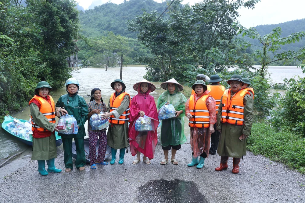 Lạng Sơn hỗ trợ khẩn cấp hơn 650 suất quà cho người dân bị ảnh hưởng bởi cơn bão số 4 - Ảnh 3. Lạng Sơn hỗ trợ khẩn cấp hơn 650 suất quà cho người dân bị ảnh hưởng bởi cơn bão số 4 - Ảnh 3.