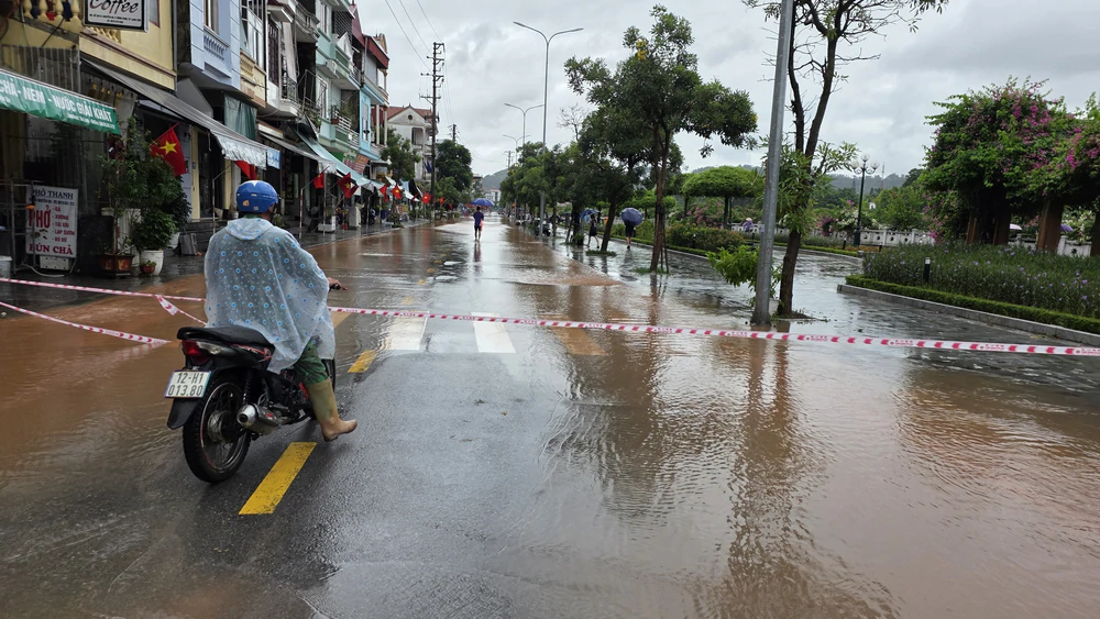 Lạng Sơn: Nước sông Kỳ Cùng dâng cao, nhiều tuyến đường ngập úng cục bộ - Ảnh 1. Lạng Sơn: Nước sông Kỳ Cùng dâng cao, nhiều tuyến đường ngập úng cục bộ - Ảnh 1.