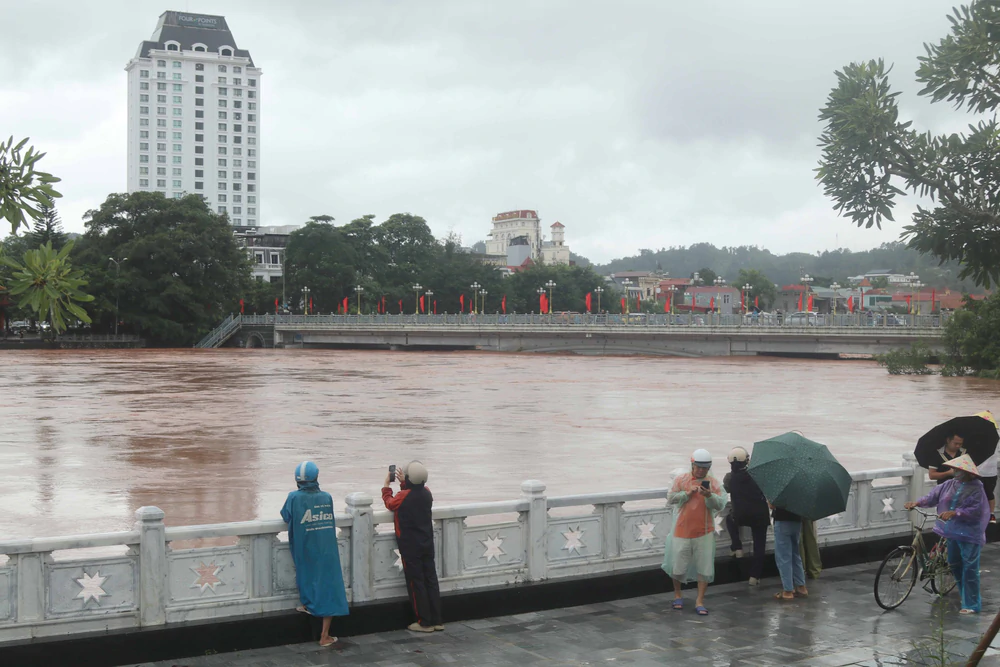 Lạng Sơn: Nước sông Kỳ Cùng dâng cao, nhiều tuyến đường ngập úng cục bộ - Ảnh 2. Lạng Sơn: Nước sông Kỳ Cùng dâng cao, nhiều tuyến đường ngập úng cục bộ - Ảnh 2.