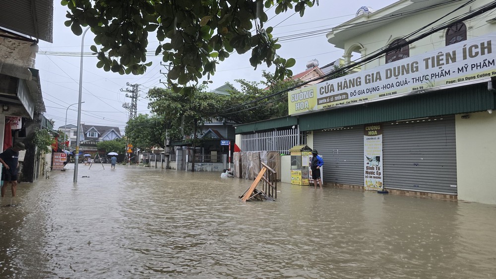 Quảng Ninh: Mưa lớn vượt 400mm gây ngập úng và sạt lở nghiêm trọng - Ảnh 6. Quảng Ninh: Mưa lớn vượt 400mm gây ngập úng và sạt lở nghiêm trọng - Ảnh 6.