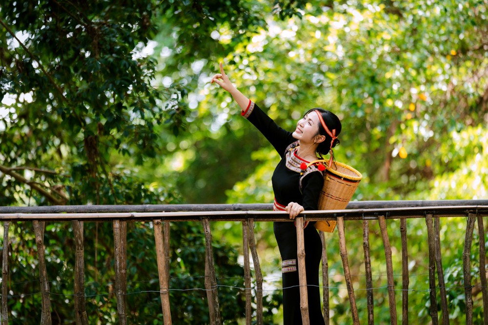 Duyên Quỳnh lan tỏa tình yêu quê hương trong “Việt Nam gấm vóc rạng ngời” - Ảnh 2. Duyên Quỳnh lan tỏa tình yêu quê hương trong “Việt Nam gấm vóc rạng ngời” - Ảnh 2.
