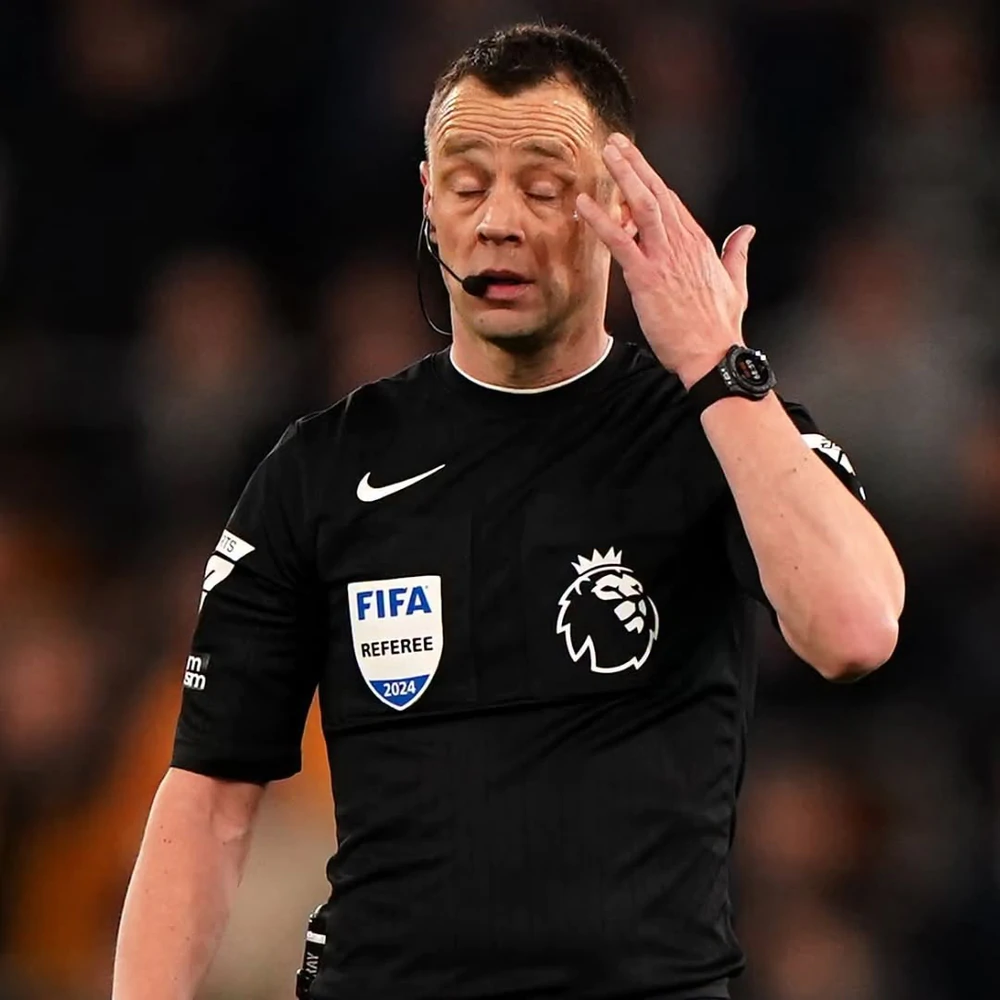 Trọng tài trận đấu giữa Newcastle và Liverpool dường như đã vi phạm một điều luật mới của Premier League mùa này. Ảnh: FBNV Trọng tài trận đấu giữa Newcastle và Liverpool dường như đã vi phạm một điều luật mới của Premier League mùa này. Ảnh: FBNV