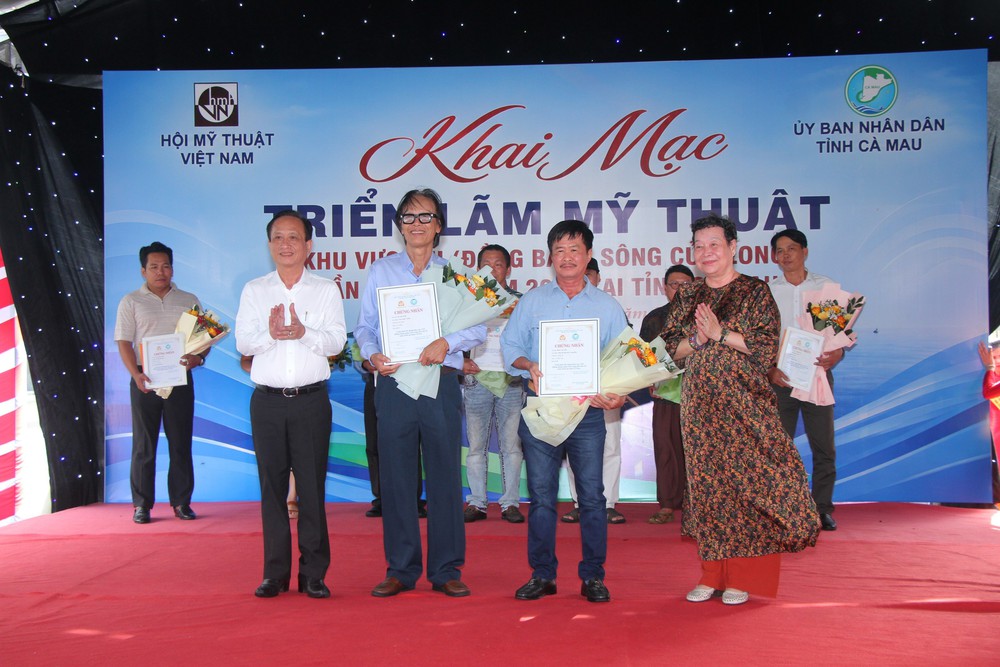 115 tác phẩm hội tụ tại Triển lãm Mỹ thuật khu vực VIII - Đồng bằng sông Cửu Long - Ảnh 7. 115 tác phẩm hội tụ tại Triển lãm Mỹ thuật khu vực VIII - Đồng bằng sông Cửu Long - Ảnh 7.
