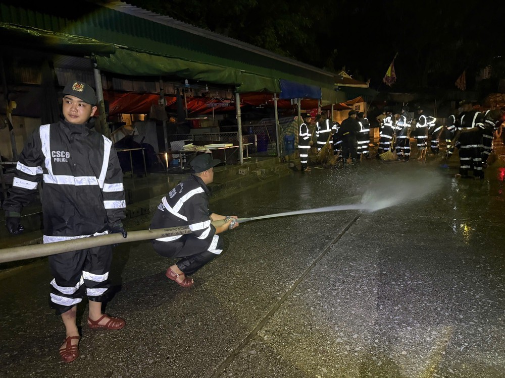 Lực lượng vũ trang xuyên đêm giúp dân khắc phục hậu quả mưa lũ tại Lạng Sơn - Ảnh 1.
