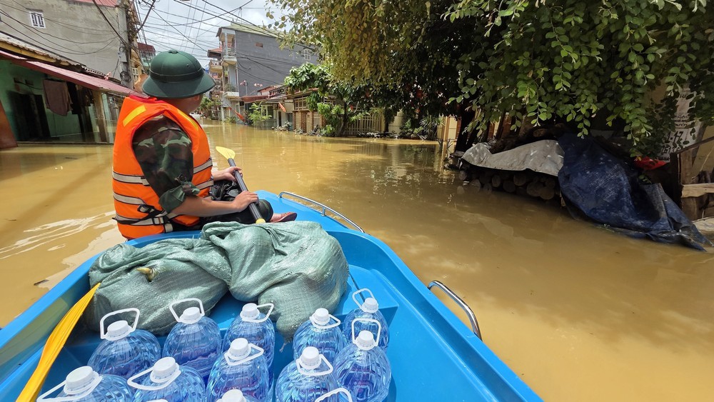 Lực lượng vũ trang xuyên đêm giúp dân khắc phục hậu quả mưa lũ tại Lạng Sơn - Ảnh 1.