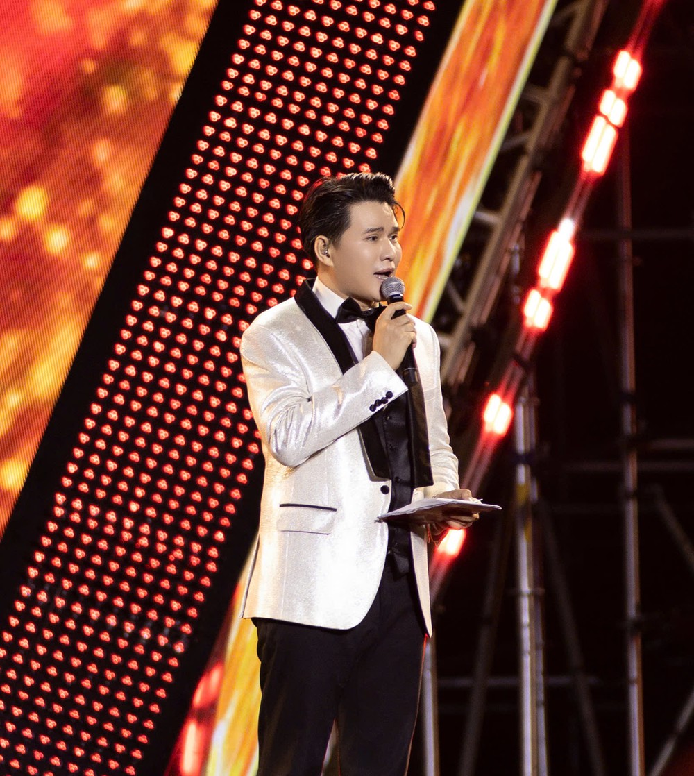 Khoảnh khắc đẹp của Vũ Mạnh Cường khi dẫn dắt concert "Tổ quốc trong tim" - Ảnh 1.