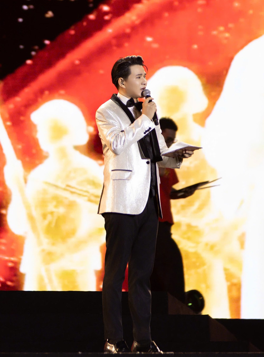 Khoảnh khắc đẹp của Vũ Mạnh Cường khi dẫn dắt concert "Tổ quốc trong tim" - Ảnh 3.