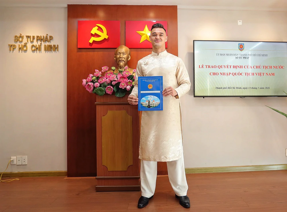 Thủ môn Lê Giang Patrik ghi điểm với phong cách đời thường ấn tượng - Ảnh 1. Thủ môn Lê Giang Patrik ghi điểm với phong cách đời thường ấn tượng - Ảnh 1.