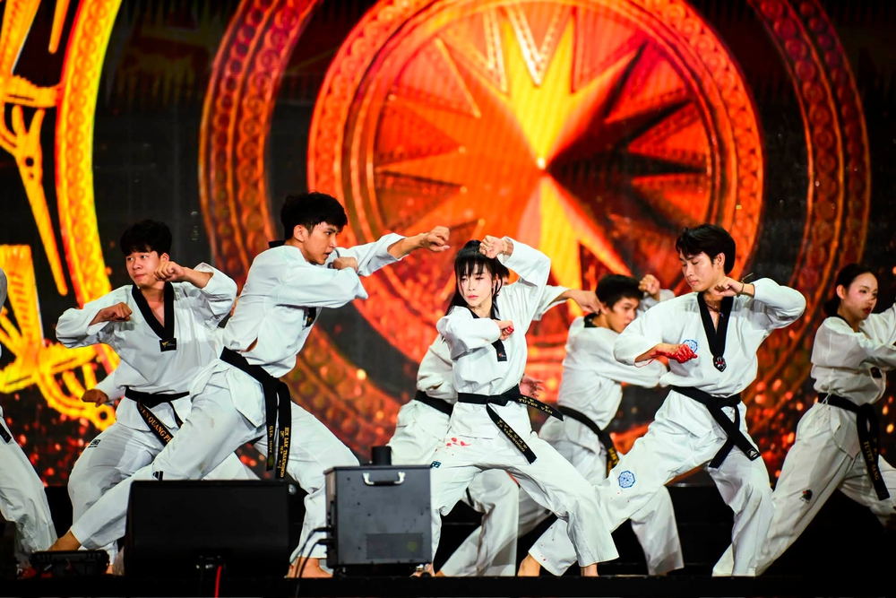 Hoa khôi Taekwondo Châu Tuyết Vân khoe lưng trần táo bạo trong bộ ảnh mới - Ảnh 6. Hoa khôi Taekwondo Châu Tuyết Vân khoe lưng trần táo bạo trong bộ ảnh mới - Ảnh 6.